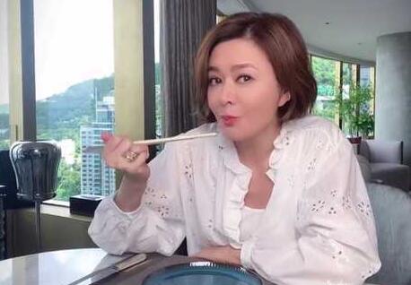 58歲關之琳近況曝光,與呂良偉聚會跳舞,網友說她和蔡明越來越像 58歲關之琳近況曝光,與呂良偉聚會跳舞,網友說她和蔡明越來越像