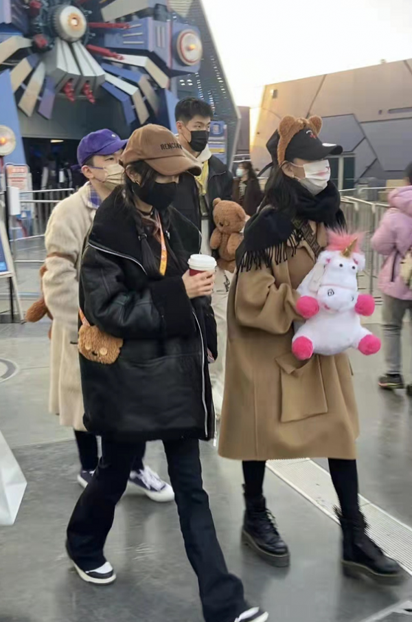 楊冪張大大一起出遊！她穿皮夾克扎麻花辮，比小11歲的宋祖兒還嫩