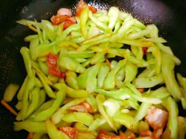 黃瓜屬於瘦身食材，做法很多，推薦一款做法給喜歡吃肉又怕胖的你