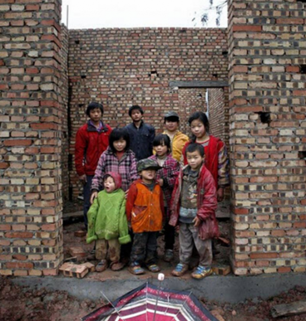 90後夫妻結婚14年生10個孩子，家徒四壁，丈夫豪言撫養沒困難