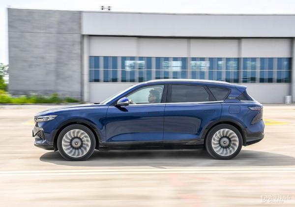 東風除了是導彈製造商，造豪華效能新能源SUV也是拿手好戲