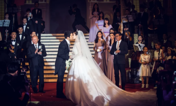 黃曉明baby官宣離婚，每年春節都帶娃回老家的他們，回不去了…