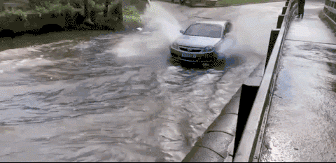 有點水就熄火，寶馬為何都是“旱鴨子”？英國小鎮口的這條路火了