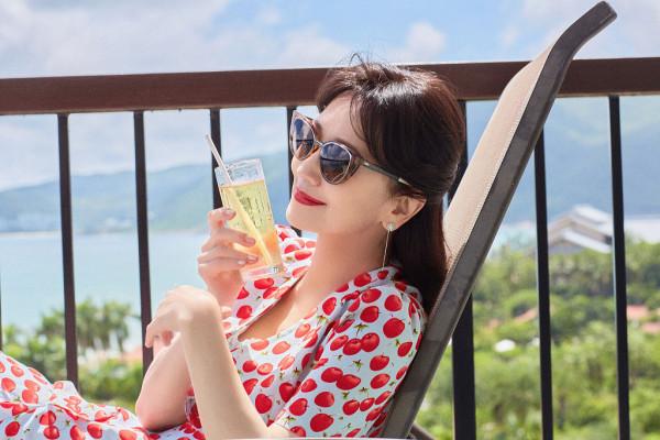 趙雅芝海邊度假大片釋出甜美可人 穿波點紅裙笑容粲然似仙女