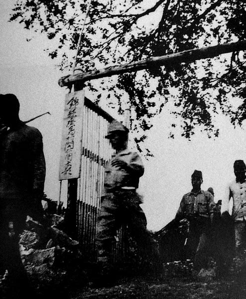 抗聯夜襲開拓團：5名戰士手持駁殼槍，把幾十個敵人打得鬼哭狼嚎