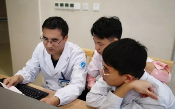 三無家庭的考生，勸你儘量別學醫，畢業生資料會讓你“人間清醒”