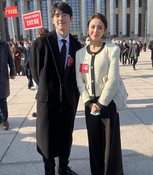 眾星齊聚人民大會堂，亮相新聞聯播，劉昊然黃曉明前排就坐