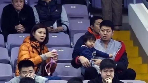 妻子離世他一夜白頭，兩年後和亞州蝶泳天后結婚