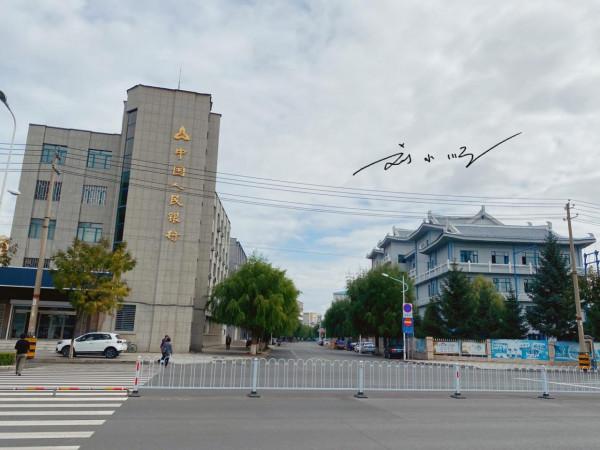 吉林延邊有一座邊境小城,位於三國交界處,街上招牌都用三國文字 吉林延邊有一座邊境小城,位於三國交界處,街上招牌都用三國文字