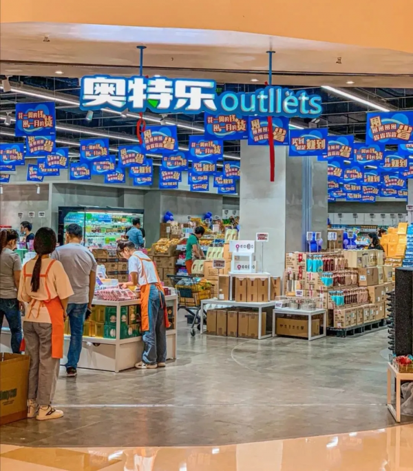 日銷20萬、單店客流4000人，年輕人為何衝向零食折扣店？