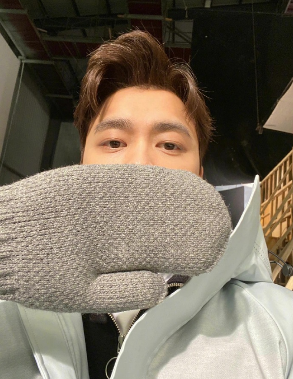 李易峰曬入冬五件套，保溫杯，烤紅薯，暖貼，真不愧是養生boy