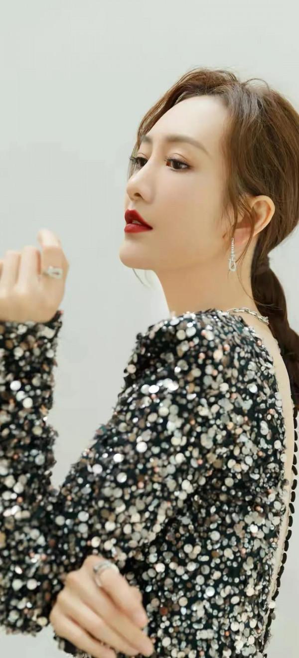 王鷗有種特殊氣質：月上柳俏頭，人約黃昏後