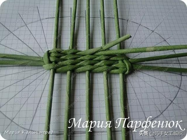 舊報紙雜誌不要扔，捲成紙棍這樣編，收納太強大了