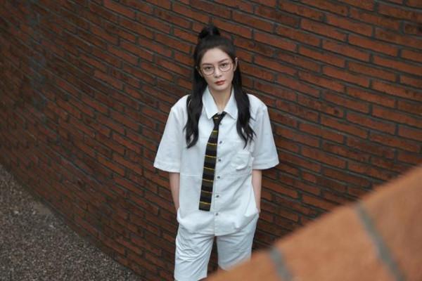 傅菁也是個“腿精”,穿襯衫短褲腿又細又長,戴眼鏡清純氣質依舊 傅菁也是個“腿精”,穿襯衫短褲腿又細又長,戴眼鏡清純氣質依舊