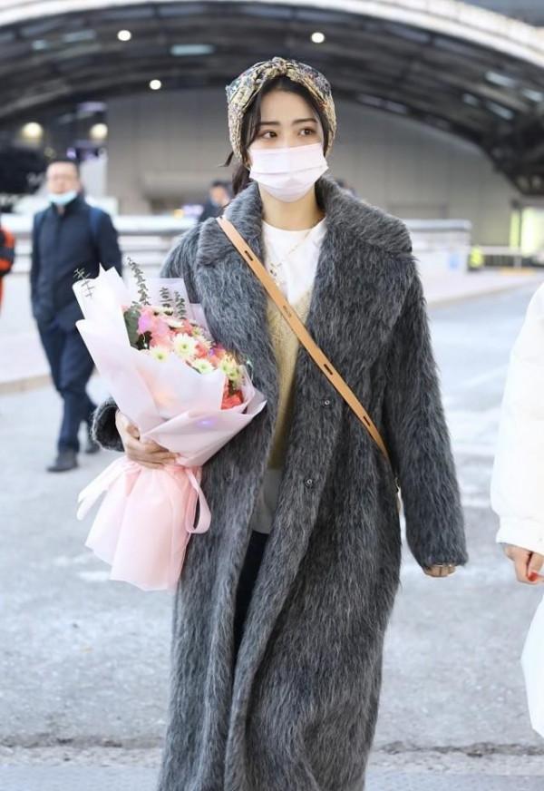 徐璐私下裡感覺還挺怕冷的,穿海馬毛大衣出行,生圖看著也很精緻 徐璐私下裡感覺還挺怕冷的,穿海馬毛大衣出行,生圖看著也很精緻
