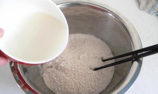 蒸包子和饅頭，記住3個訣竅，個個蓬鬆暄軟，關鍵是不塌陷不死麵