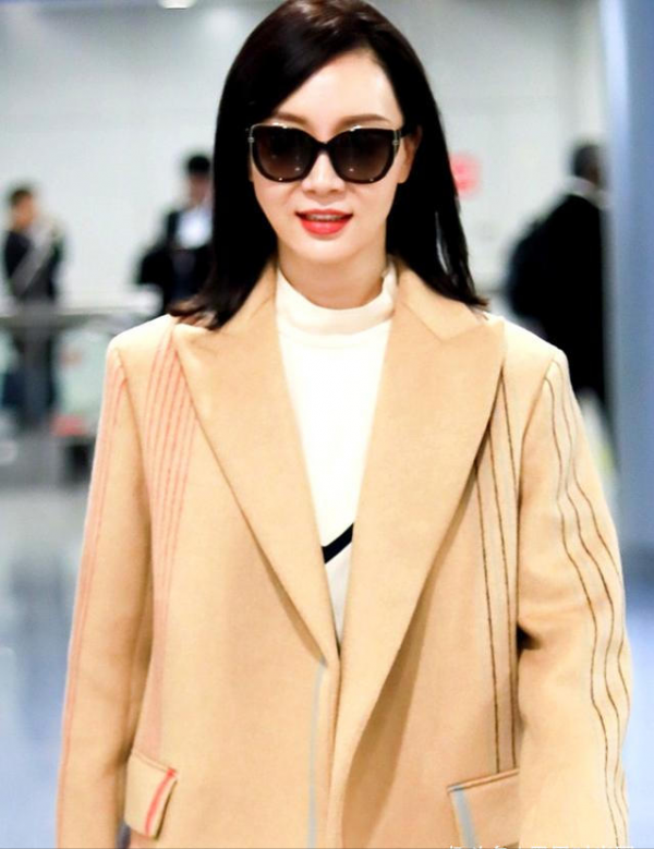 陳數不愧是風韻女神,長款淺黃色大衣配皮靴,成熟大方美翻了 陳數不愧是風韻女神,長款淺黃色大衣配皮靴,成熟大方美翻了