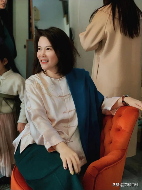 可帥可美，這個超會穿的50歲姐姐，讓我們看到女人該堅持一生的事