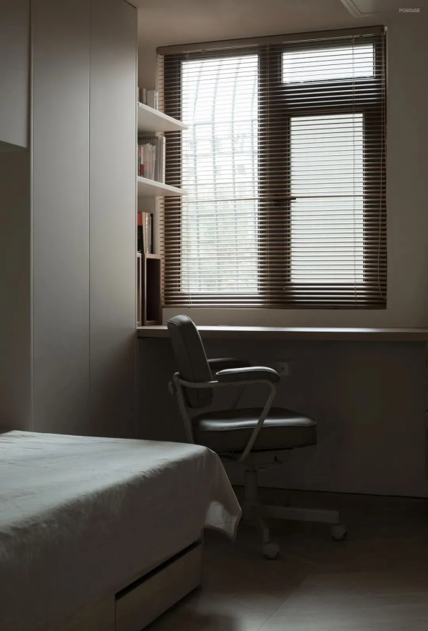 將狹隘的空間進行拆解重合，串聯出80㎡寬闊溫馨的居心地