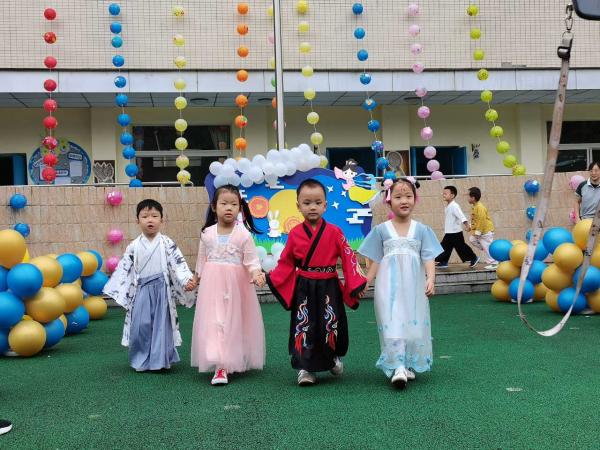 著漢服、行漢禮 中秋前夕區一幼幼兒感受傳統習俗