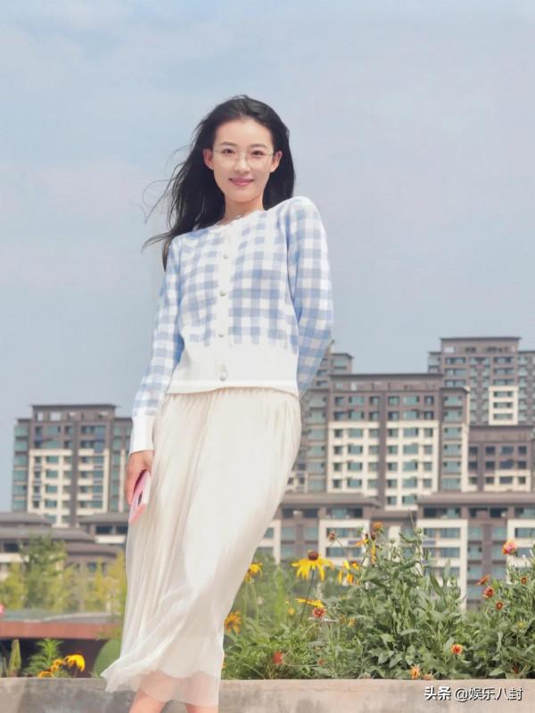 願你眼裡有光，照亮前方的路，是我一慣喜歡的藍白色