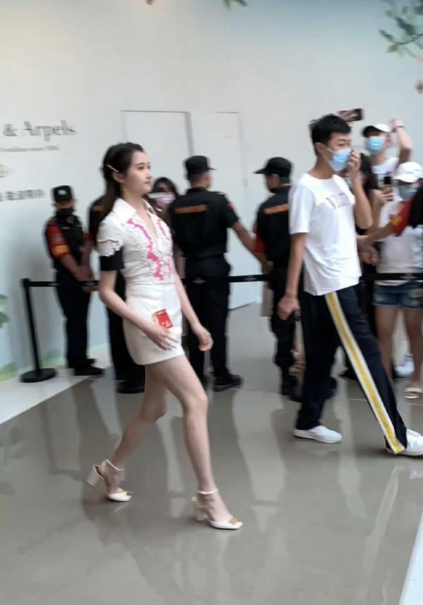 娜扎關曉彤出席同場活動對比明顯，一個像公主，一個像司儀