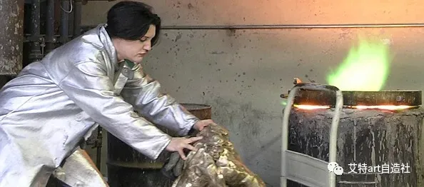 斯諾登從一塊泥引發的啟迪 斯諾登從一塊泥引發的啟迪