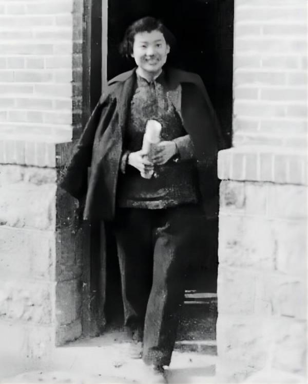 64歲農婦被醫院停藥，兒子求助軍區，首長下令：不惜一切代價救人