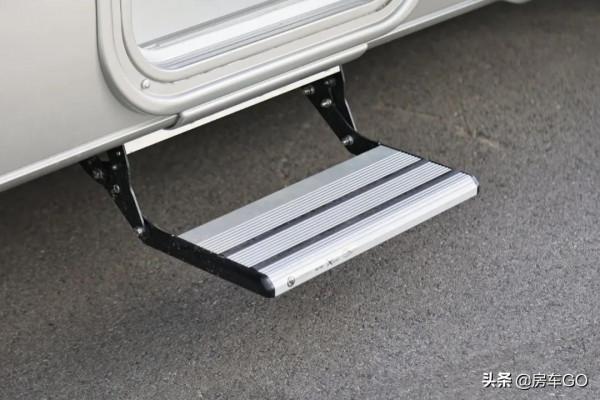 這臺房車有5種充電方式，車內電器語音控制，衛生間也是乾溼分離