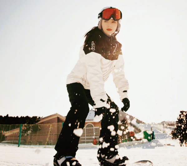 董璇帶著女兒滑雪！90後男友疑似同行，5歲小酒窩摔地上委屈落淚