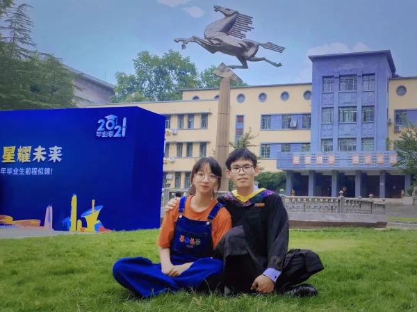 武漢這對情侶學霸火了！教科書式戀愛，看完我酸透了