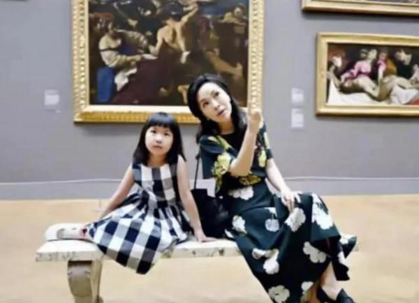 來看看上海主持人和子女的合拍照片吧？比較下像不像