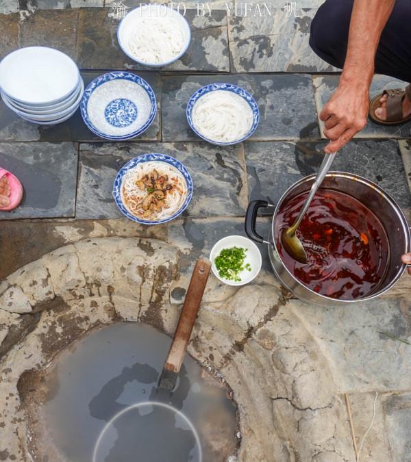 中國最特別的早餐店,溫泉井裡煮米粉,10元一碗你敢吃嗎? 中國最特別的早餐店,溫泉井裡煮米粉,10元一碗你敢吃嗎?