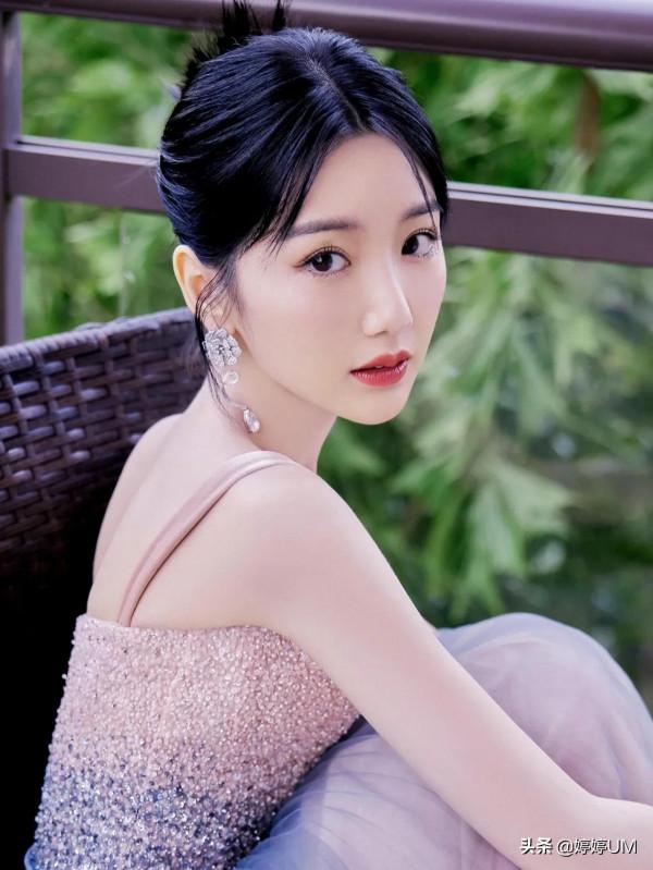 毛曉彤，膚白貌美、笑容甜美、可甜可酷，好看的女孩子誰不愛呢