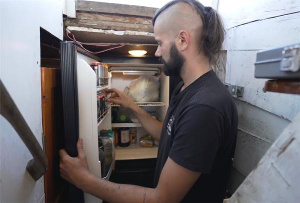 他低價買下1976年廢棄船屋,將內部變成14㎡水上蝸居,網友:真服 他低價買下1976年廢棄船屋,將內部變成14㎡水上蝸居,網友:真服