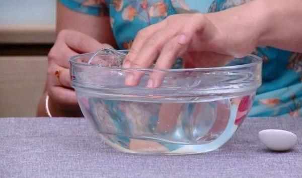 你還不會刷水杯？學會這幾個辦法，再髒也能刷乾淨