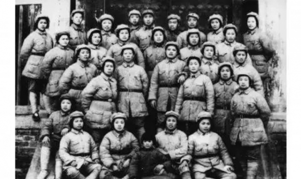 八路抓了一個鬼子軍官，撤退時，他把香菸揉碎撒了一路