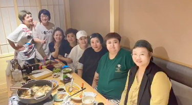 郭德綱妻子現身聚會，瘦出瓜子臉尖下巴明顯，戴鑽石手鐲難掩富貴