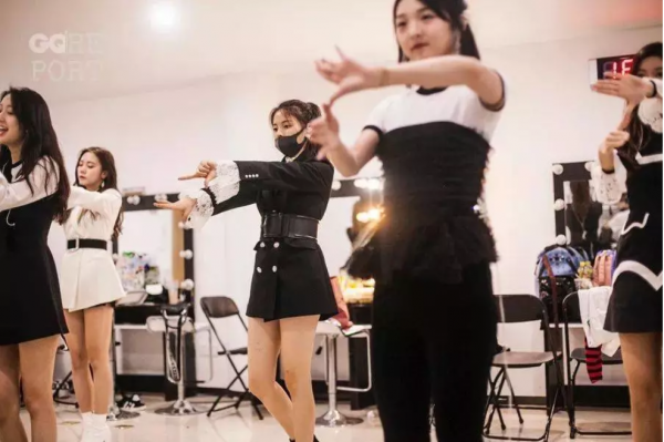 楊超越：從流水線打工人到走紅，讓多少二代們不服氣但又無可奈何