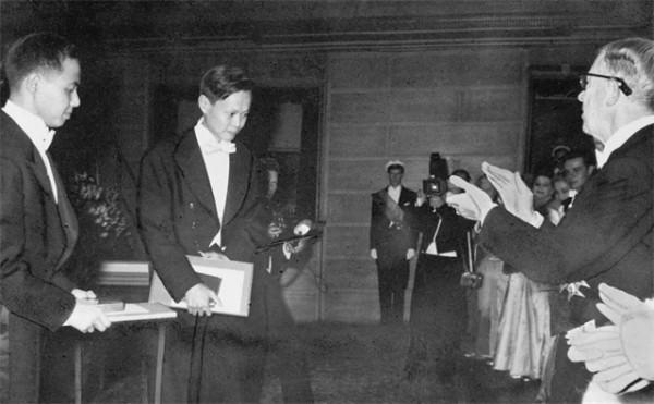 楊振寧回國後見到岳父杜聿明,稱呼“杜先生”,周總理迅速糾正 楊振寧回國後見到岳父杜聿明,稱呼“杜先生”,周總理迅速糾正