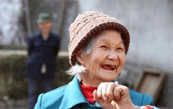 為啥老人身上有一股怪味？建議55歲後，遠離5個習慣，或老了沒味