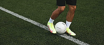 花式足球技巧之提拉身後起球