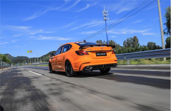 接地氣的“玩具”，扉旅汽車試駕名爵6 Pro