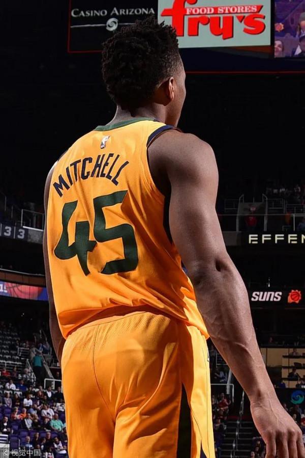 布克和米切爾，誰能擔起新生代分衛的榮耀？誰最像黑曼巴？