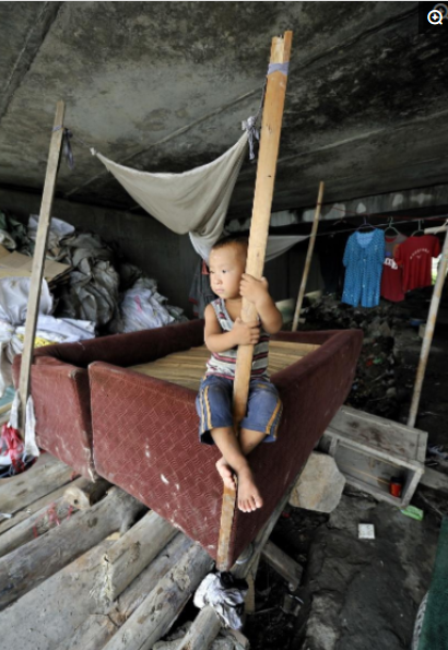 安徽農民浙江打拼拾荒,一家5口蝸居無水無電橋洞,最窮時僅20元 安徽農民浙江打拼拾荒,一家5口蝸居無水無電橋洞,最窮時僅20元