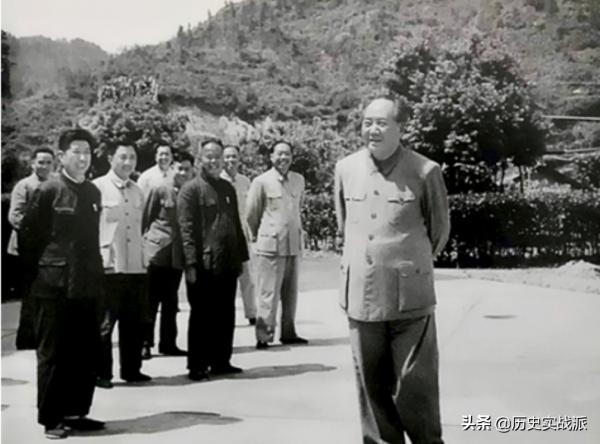 1965年,毛主席在武漢接見張平化,毛主席:你陪我回一趟井岡山吧 1965年,毛主席在武漢接見張平化,毛主席:你陪我回一趟井岡山吧