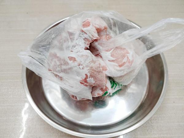 豬肉解凍小妙招，別再放水裡泡了，3個實用新點子，豬肉簡單解凍