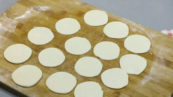 餃子皮不要再用手擀了，教你用一個空瓶子，1分鐘做一鍋，超實用