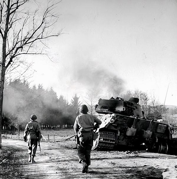 蘇聯秘密武器喀秋莎落入敵方手中,特種小隊為“救”武器英勇獻身 蘇聯秘密武器喀秋莎落入敵方手中,特種小隊為“救”武器英勇獻身