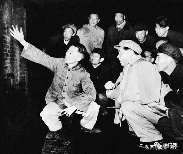 五十年代催人奮進的老照片：毛主席來到十三陵水庫參加義務勞動